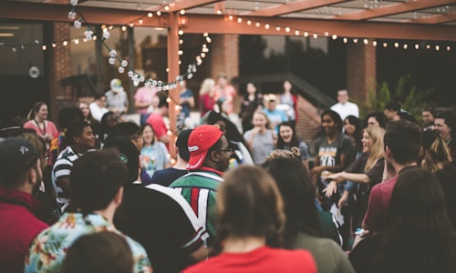 铁粉聚集地栏目展示社区活动和粉丝福利的示意图