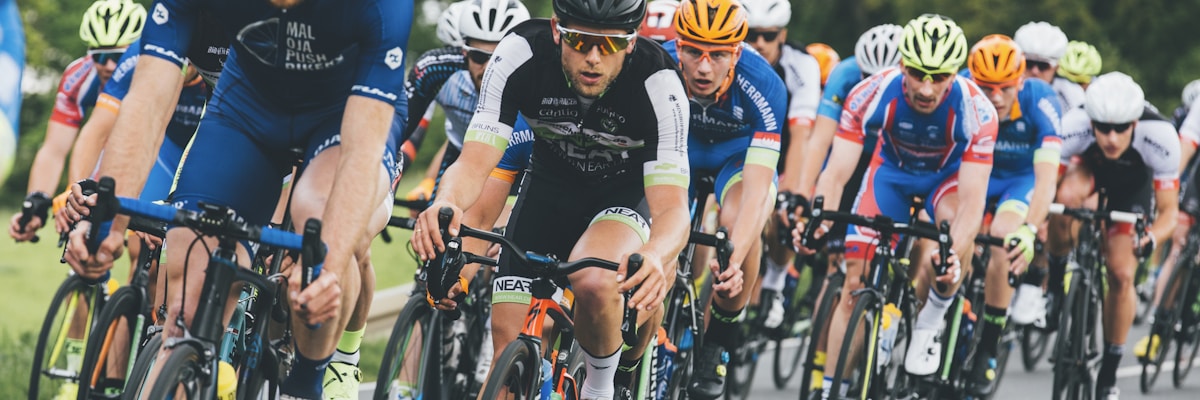 即时排行栏目展示全球足球联赛积分榜和球员数据的大屏可视化图表